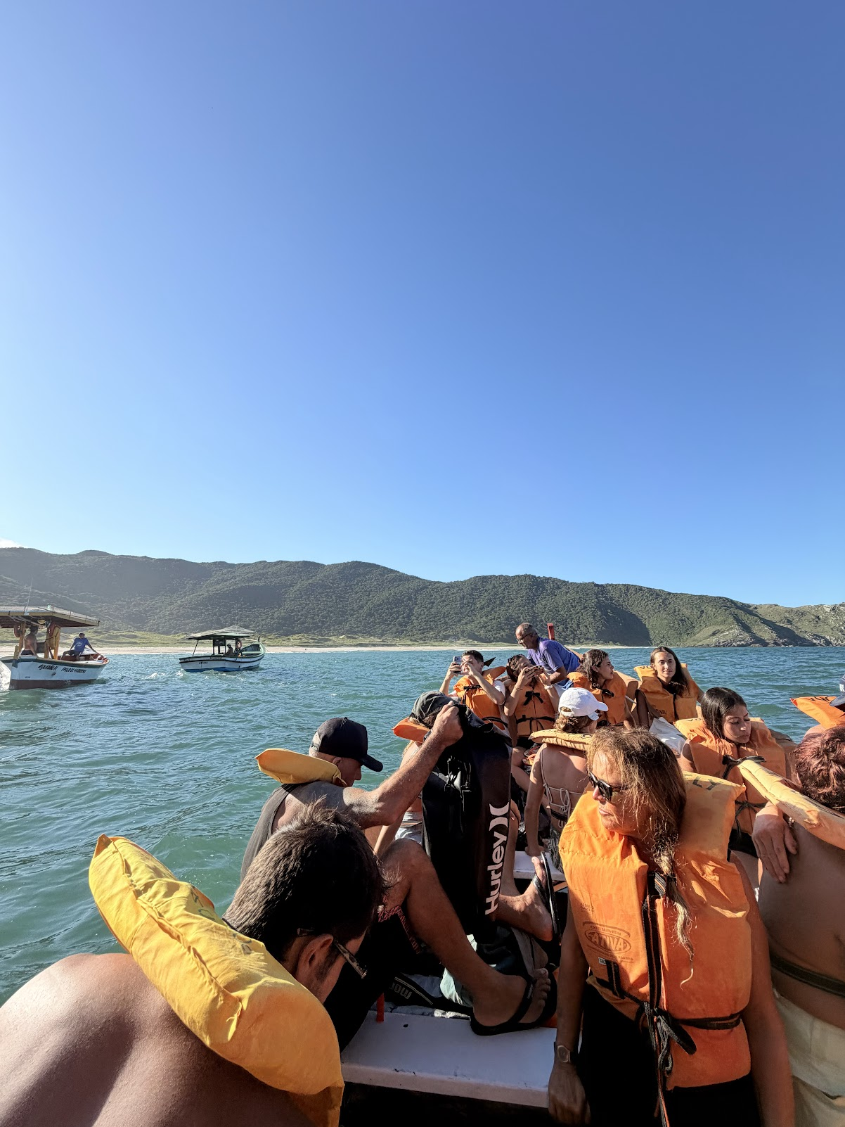 Grupo reunido em um barco durante uma viagem da Liva